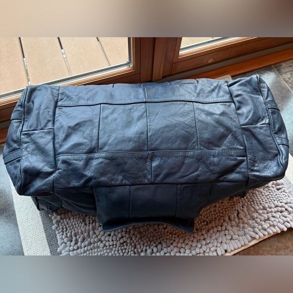 Mexican made navy blue leather carry on, duffle bag. Handles and removable strap - Picture 15 of 16